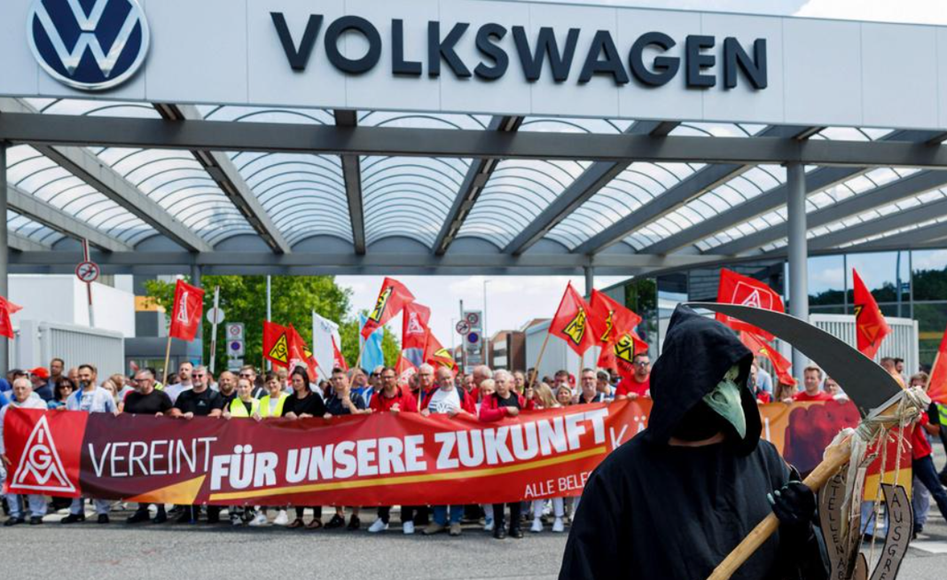 Volkswagen’de Büyük Kriz: 100 Bin Kişinin İşi Tehlikede!